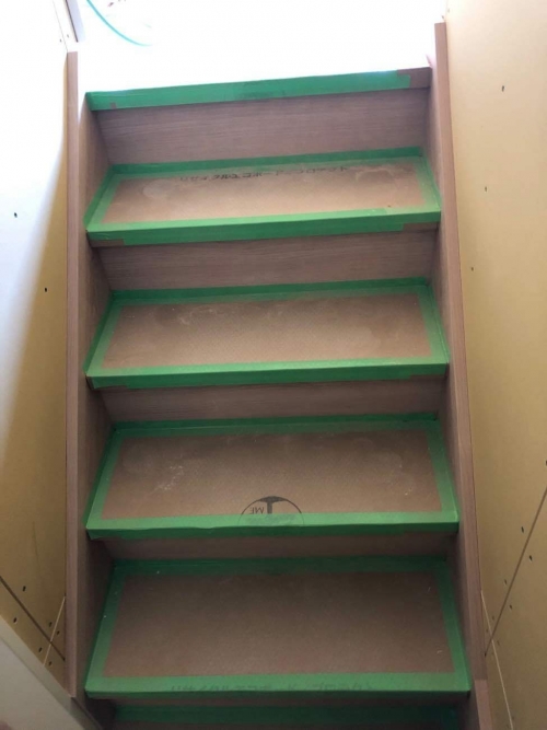 施工中の階段.jpg